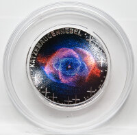 Künstlerische Darstellung der komplexen Schalenstruktur des planetarischen Nebels NGC 6543, die die verschiedenen Stadien des Sternentods und die dynamischen Prozesse im Weltall visualisiert.
