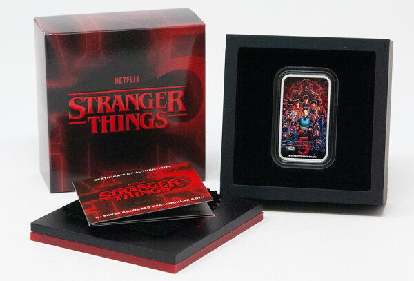 Rückseite: Koloriertes Motiv der 5. Staffel mit Vecna und der Hawkins-Crew sowie Stranger Things Logo.