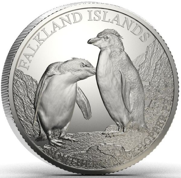 Zwei Felsenpinguine (Southern Rockhopper Penguins) stehend auf einem felsigen Untergrund vor einer angedeuteten Bergkulisse. Oben die Aufschrift FALKLAND ISLANDS, unten der Name SOUTHERN ROCKHOPPER PENGUIN.