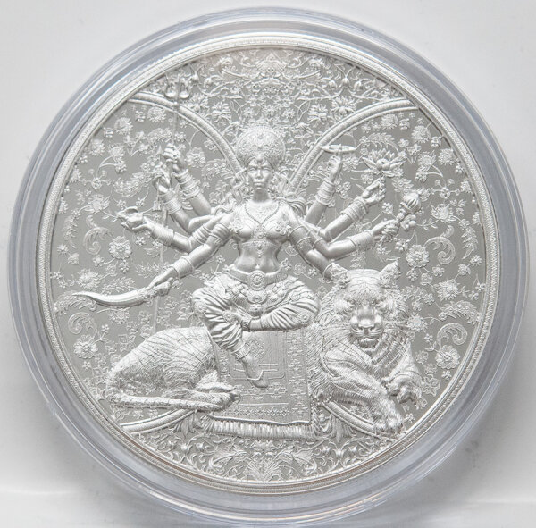 Die prachtvolle, mehrarmige Göttin Durga sitzend auf ihrem heiligen Reittier, dem Löwen. In ihren Händen hält sie traditionelle Waffen und Symbole. Am oberen Rand befindet sich die Inschrift DURGA, unten Angaben zu Feingehalt und Gewicht 1 OZ FINE SILVER 999.