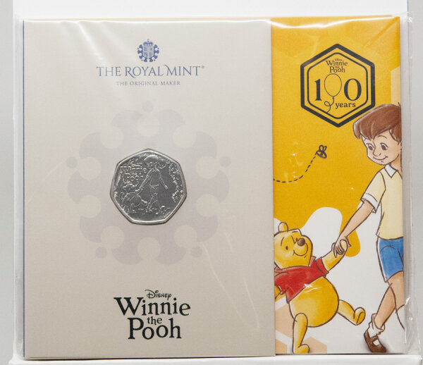 Vorderseite der britischen 50 Pence Münze 2026 Winnie the Pooh mit dem modernen Porträt von König Charles III. und der Nennwert-Inschrift.
