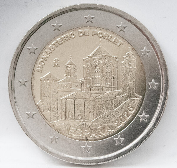 Gemeinsame Wertseite der 2 Euro Münze Spanien 2026 Kloster Poblet mit der bekannten Angabe des Nominalwerts und der Europakarte.