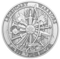 Wertseite der Silber-Medaille Legendary Warriors mit der kreisförmigen Anordnung historischer Waffen vor rustikalem Holzhintergrund.