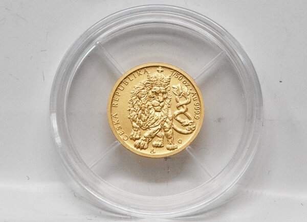 Neu gestaltete Motivseite der 1/50 Unze Goldmünze Tschechischer Löwe 2026 mit dem detailreichen zweischwänzigen böhmischen Löwen, der Wenzelskrone sowie den Schriftzügen ČESKÁ REPUBLIKA und 1/50 oz Au .9999 in makelloser Stempelglanz-Prägequalität.