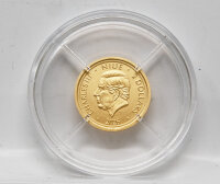 Offizielle Wertseite der 1/50 Unze Goldmünze Tschechischer Löwe 2026 mit dem erhabenen Porträt von König Charles III., dem Prägejahr 2026, dem Ausgabeland NIUE sowie dem Nennwert 2 DOLLARS.