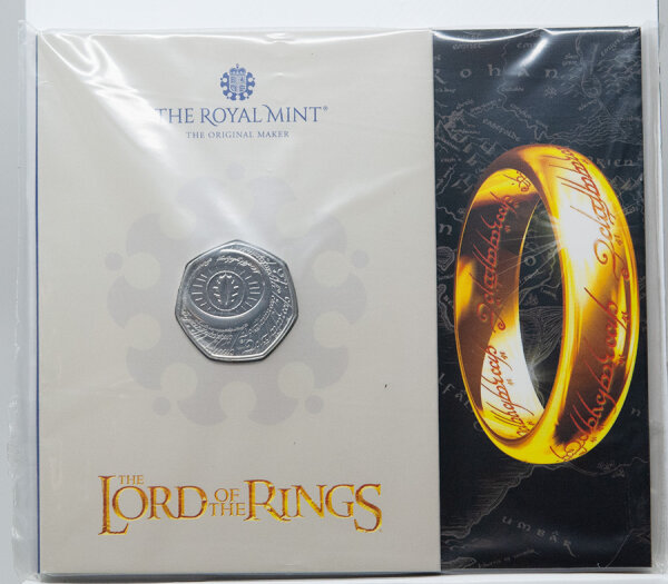 Der legendäre Eine Ring im Zentrum mit fein ausgearbeiteter elbischer Runenschrift, umgeben vom Schriftzug THE LORD OF THE RINGS. Geprägt in erstklassigem Stempelglanz.