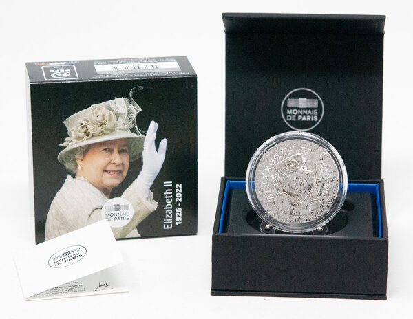 Das hochelegante, würdevolle Porträt von Queen Elizabeth II. mit den Insignien der Macht, meisterhaft mattiert auf tiefspiegelndem Silberfeld. Umschrift REPUBLIQUE FRANÇAISE und der Nennwert 10 EURO.