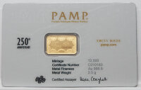 Die Rückseite des Goldbarrens zeigt das offizielle Logo des Herstellers PAMP Suisse, die präzisen Angaben zum Feingehalt SUISSE 2.5g FINE GOLD 999.9 sowie das unverwechselbare Prüferzeichen (Assayer) und die individuelle Seriennummer.