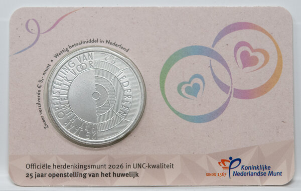 Vorderseite der unzirkulierten niederländischen 5 Euro Münze 2026 Ehe für alle in der Coincard.