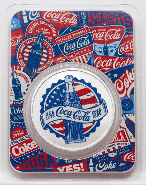 Vorderseite des PAMP 1 oz Silberbarrens Coca-Cola coloriert mit dem strahlend roten Marken-Logo im Blister.