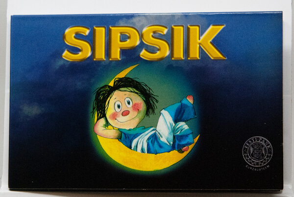 Vorderseite der estnischen 2 Euro 2026 Coincard mit der fröhlichen Darstellung der Kult-Kinderbuchpuppe Sipsik.