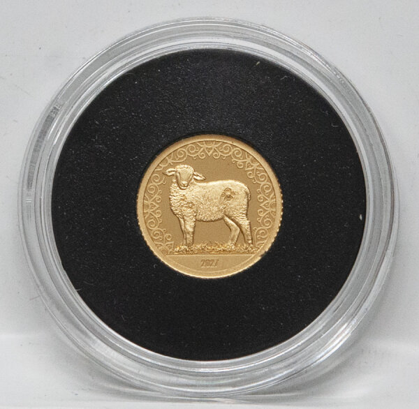 Vorderseite der Mongolei 1.000 Togrog 2027 Goldmünze mit dem detailreich geprägten Schaf-Motiv.