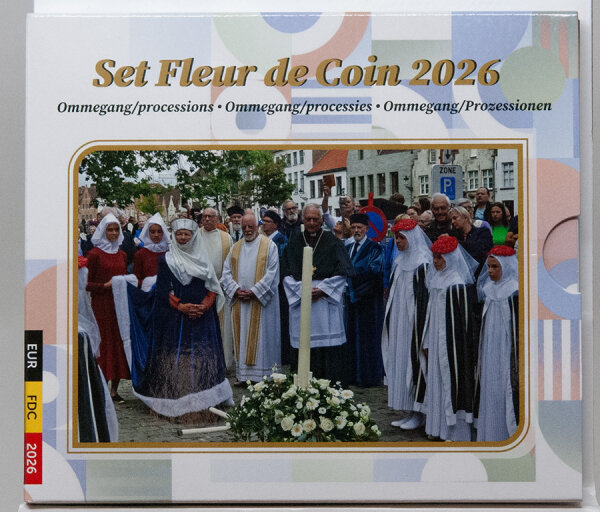 Vorderseite des offiziellen belgischen Kursmünzensatzes 2026 Ommegang & Prozessionen im geöffneten Sammler-Folder.