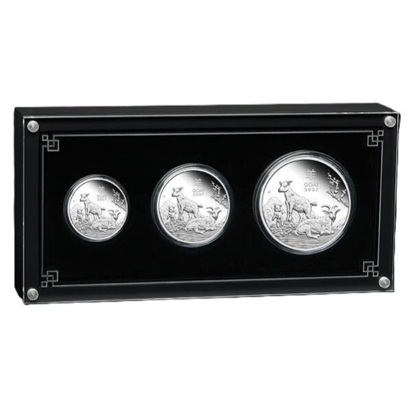 Vorderseite des offiziellen Perth Mint 3,5 oz Lunar III Proof-Sets 2027 Jahr der Ziege mit den drei arrangierten Silbermünzen im Etui.