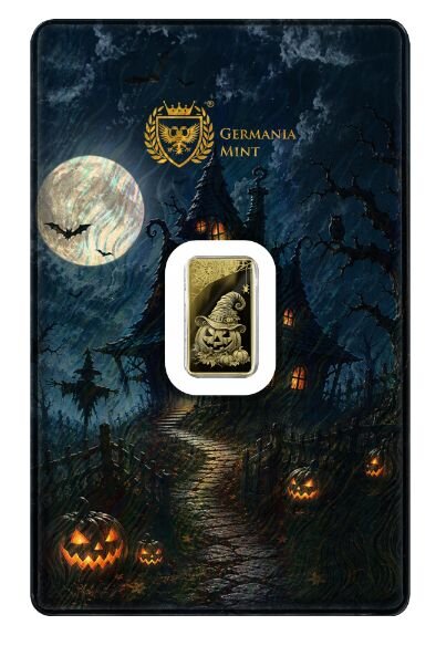 Vorderseite des Germania Mint 1/100 oz Feingoldbarrens Halloween mit dem Kürbis-Hexen-Relief in der atmosphärisch illustrierten Spukhaus-Coincard.