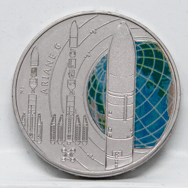 Vorderseite der Deutschland 5 Euro 2026 Gedenkmünze Ariane 6 (Prägestätte D) mit dem dynamischen Raketenstart.