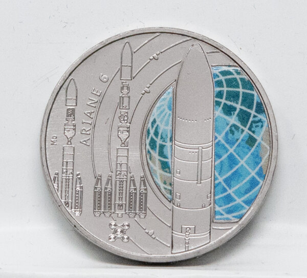 Vorderseite der Deutschland 5 Euro 2026 Gedenkmünze Ariane 6 (Prägestätte A) mit dem dynamischen Raketenstart.