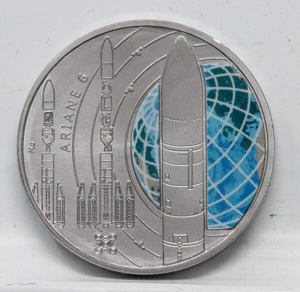 Vorderseite der Deutschland 5 Euro 2026 Gedenkmünze Ariane 6 (Prägestätte J) mit dem dynamischen Raketenstart.