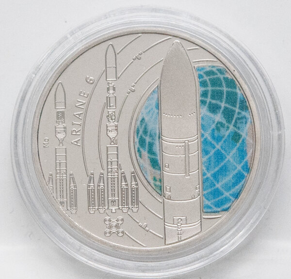 Motivseite der 5 Euro Sammlermünze 2026 Ariane 6 mit Polymerring und Prägezeichen F in Spiegelglanz.