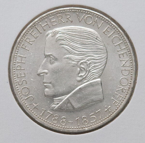 Vorderseite der 5-DM-Silbermünze 1957 mit dem Porträt von Joseph Freiherr von Eichendorff nach links. Klare Konturen und sauberes Schriftbild.
