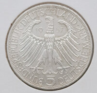 Rückseite der Münze mit Bundesadler, Nennwert 5 Deutsche Mark und Jahrgang 1957. Prägebuchstabe J der Hamburgischen Münze deutlich sichtbar.