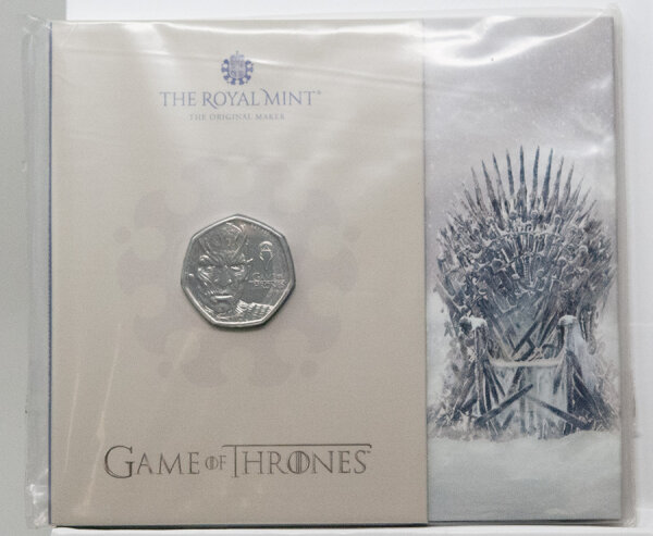 Motivseite der 50 Pence Münze 2026 Game of Thrones - Ice im eisblauen Sammlerblister.