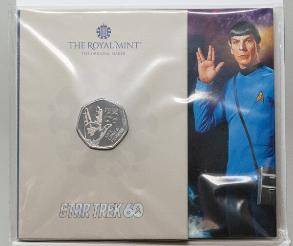 Motivseite der britischen 50 Pence Gedenkmünze 2026 Star Trek - Live Long im Sci-Fi-Blister.